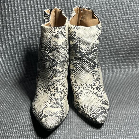 Qupid Chelsea Booties Womens‎ Size 9 Gray Snakeskin Faux Leather Pointed Toe - Picture 2 of 10